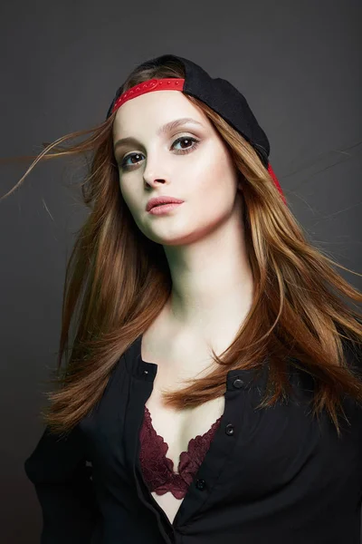 Bella ragazza alla moda a Cap. Adolescente — Foto Stock