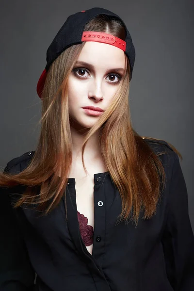 Piękna dziewczyna w czapce. Styl dla nastolatków. Zdrowe włosy — Zdjęcie stockowe