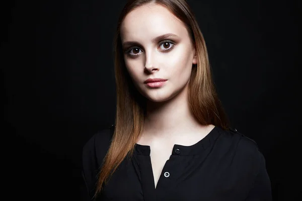 Einfache schöne Mädchen auf schwarzem Hintergrund. junge Frau — Stockfoto