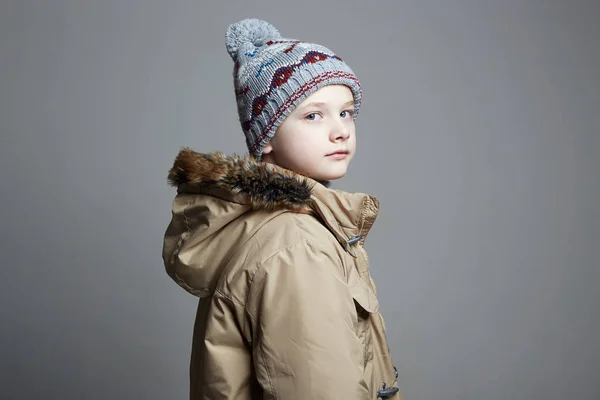 Niño de moda en ropa de abrigo de invierno. niño de moda —  Fotos de Stock