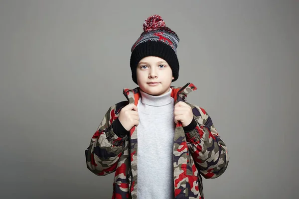 Porträt eines modischen Jungen in Winteroberbekleidung — Stockfoto