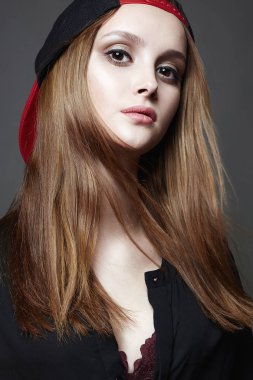 Cap güzel Kız. Genç tarzı güzel kadın