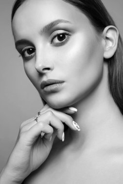 güzel kız siyah beyaz portre. genç kadın