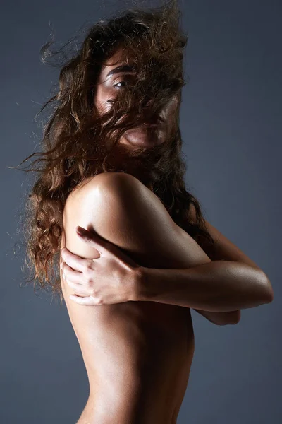 Schiena femminile. Ragazza nuda con capelli ricci. Nudo — Foto Stock