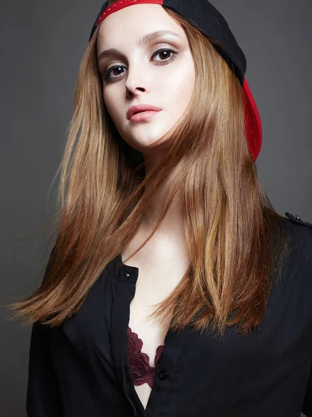Piękna dziewczyna w czapce. Styl nastolatek ładna kobieta — Zdjęcie stockowe