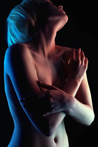 Σέξι ξανθό κορίτσι. Γυμνό γυναίκα με χρώμα φωτισμού — Φωτογραφία Αρχείου