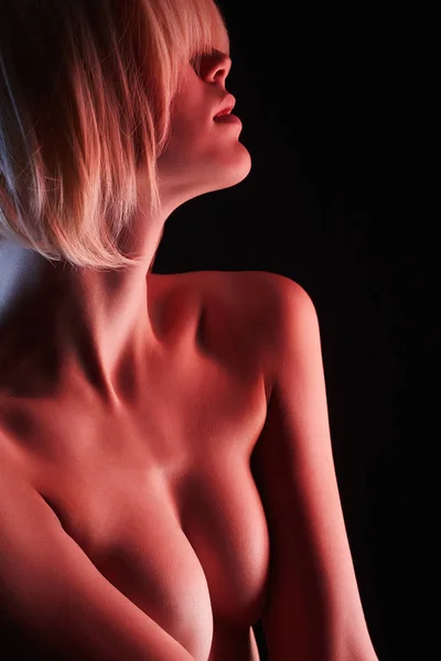 Σέξι ξανθό κορίτσι. Γυμνό γυναίκα με κόκκινο φως — Φωτογραφία Αρχείου