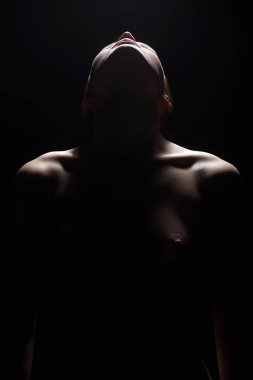Çıplak genç kadın siluet karanlıkta