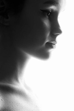 Güzel bir kadının siyah beyaz portresi.