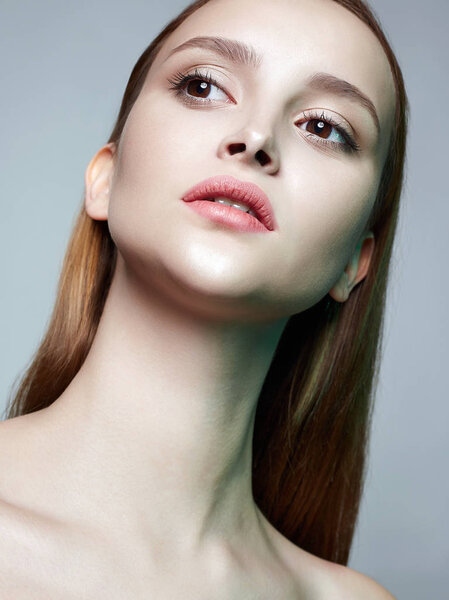 Красивая девушка. молодая женщина с маленьким ребенком
