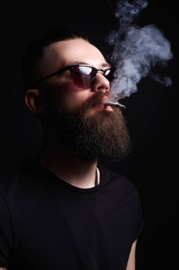 yakışıklı sigara adam. güneş gözlüğü çocuk