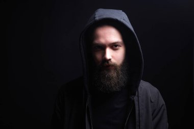 Hood'daki modaya uygun adam. Sakallı Yakışıklı Çocuk