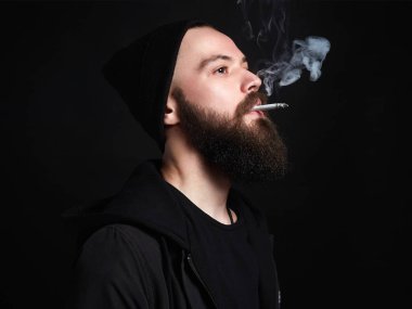 Şapka yakışıklı sakallı sigara adam