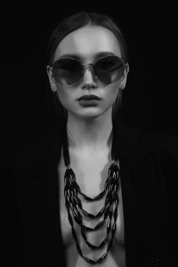 karanlıkta güneş gözlüğü güzel kız