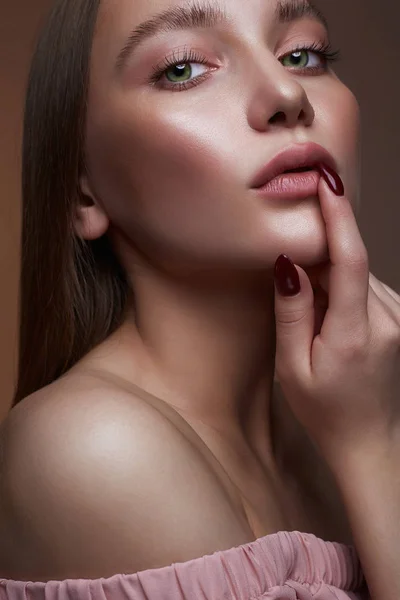 Beautiful woman face. girl with beautiful make-up — Stock Photo, Image