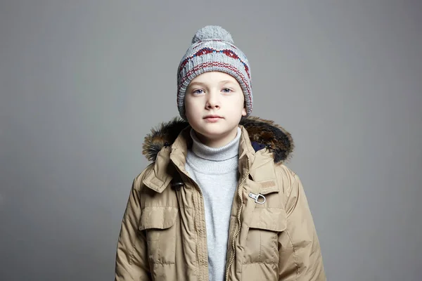 冬のアウターウェアでファッショナブルな男の子。ファッションキッド — ストック写真