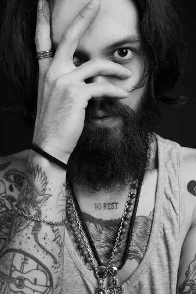 Ritratto di bell'uomo con barba e tatuaggio — Foto Stock