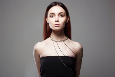 Zincir kolye ile genç güzel kadın