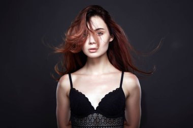 Siyah iç çamaşırlı kız. Sağlıklı Kızıl Saçlar 