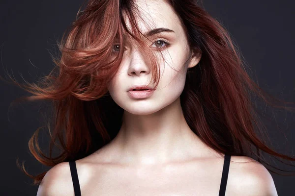 Υγιή κόκκινα μαλλιά όμορφη νεαρή γυναίκα — Φωτογραφία Αρχείου