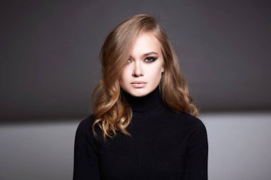 Makyaj ve kıvırcık sarı Saç ile güzel kız