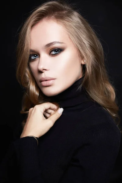 Retrato de bela jovem mulher em preto — Fotografia de Stock