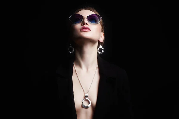 Красивая сексуальная женщина в ювелирных украшениях и солнечных очках — стоковое фото