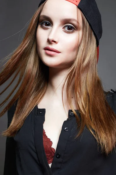 Schönes Mädchen mit Mütze. hübsche junge Frau — Stockfoto