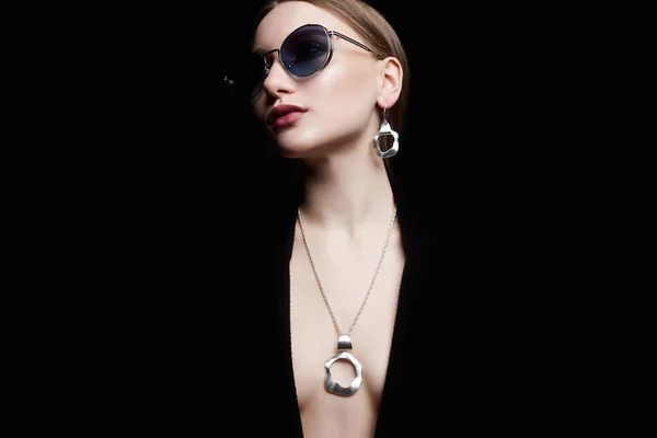 Mooie sexy vrouw in sieraden en zonnebril — Stockfoto