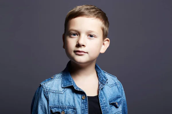 ジーンズを着たハンサムな男の子。10歳の子供 — ストック写真