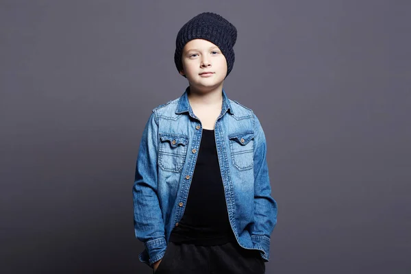 Retrato de niño con estilo. niño sonriente en jeans —  Fotos de Stock