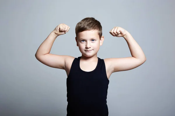 Criança forte. Engraçado Little Boy.Sport menino bonito — Fotografia de Stock