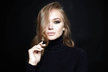 makyaj ve kıvırcık sarı Saç ile şehvetli kız
