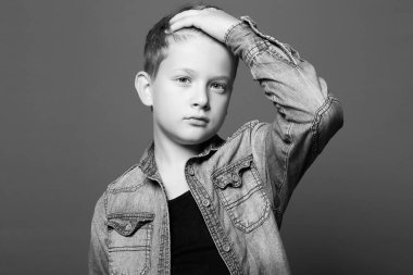 Çocuk moda portre. yakışıklı küçük çocuk