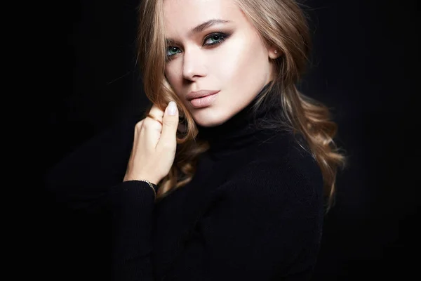 Retrato de bela jovem mulher em preto — Fotografia de Stock