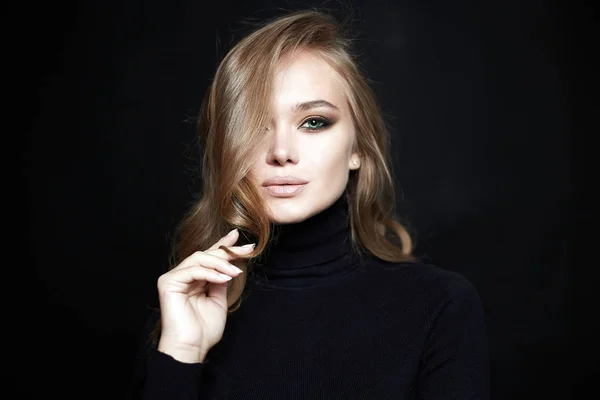 Smyslná dívka s make-up a kudrnatými blond vlasy — Stock fotografie