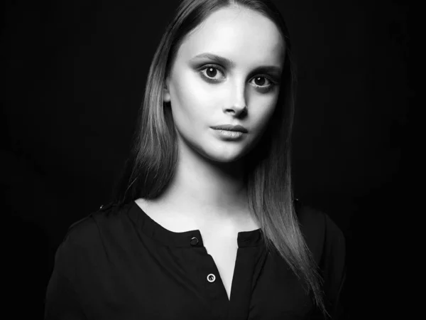 Schöne Mädchen auf schwarzem Hintergrund. junge Frau — Stockfoto