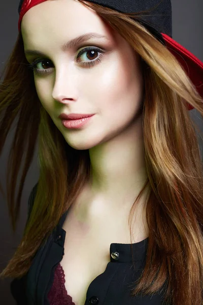 Menina bonita na moda no chapéu. jovem mulher bonita — Fotografia de Stock