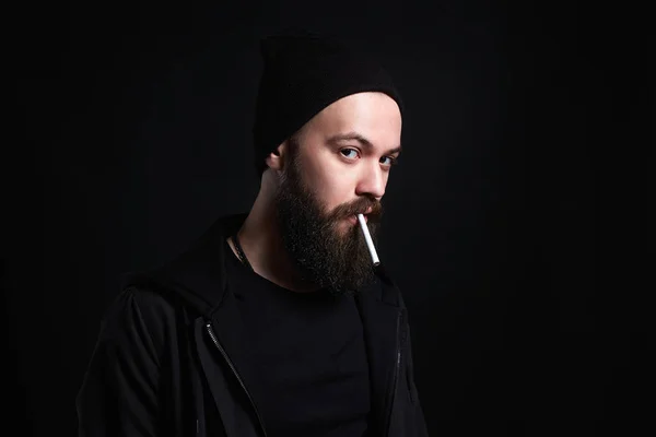 Hombre fumador en Sombrero. Hipster chico con cigarrillo — Foto de Stock