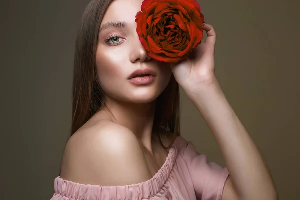 Menina encantadora com maquiagem de beleza e Rose — Fotografia de Stock