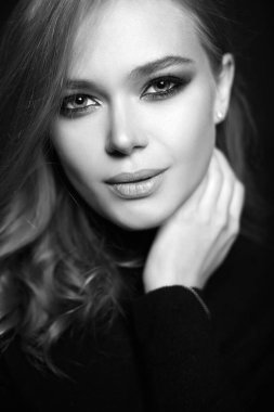 Stüdyoda poz veren güzel model. Şehvetli kız 