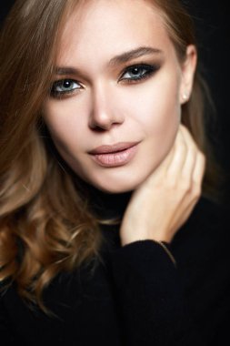 Stüdyoda poz veren güzel model. Şehvetli kız 