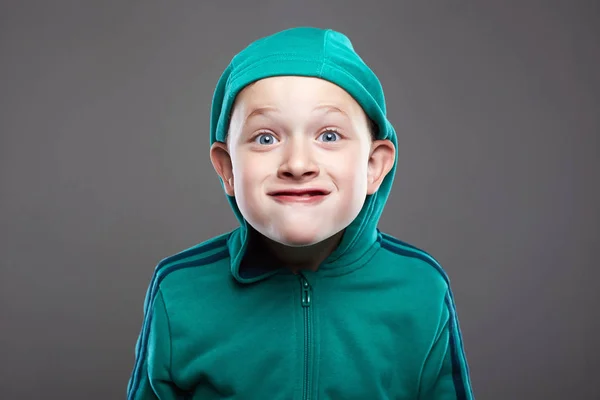 Grappig kind. expressie kleine jongen. grimas emotie kind — Stockfoto