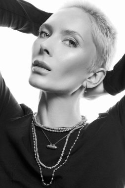 Kısa sarı saçlı güzel bir kadın.