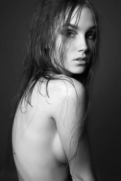Joven mujer mojada. Desnuda hermosa chica —  Fotos de Stock