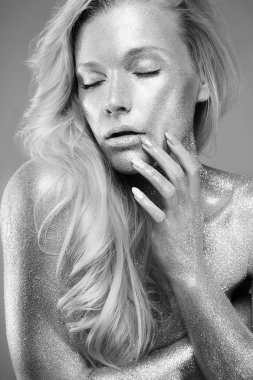 Gümüş Sarışın Kız. Parıltılı Güzel Genç Kadın