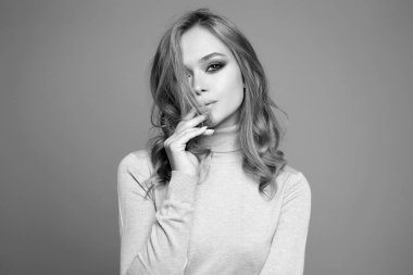 Güzel bir kadının siyah beyaz portresi.