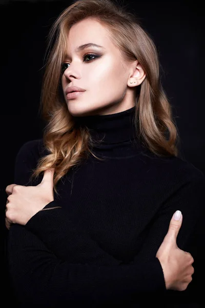 Retrato de bela jovem mulher em preto — Fotografia de Stock