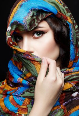 Renkli peçeli güzel bir kadın. Renkli tesettürlü güzel kız. Moda İslami ya da Hint tarzı kadın. etnik insanlar