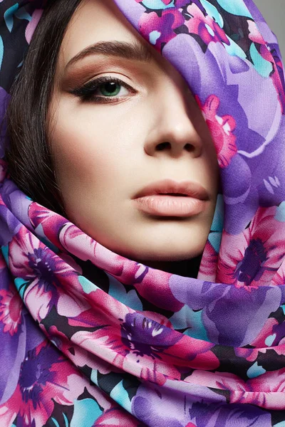 カラフルな花のベールの美しい若い女性 美少女 ファッションエスニックスタイルの女性 — ストック写真
